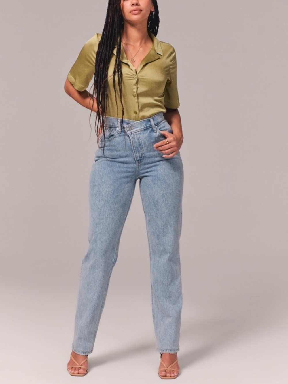 ✨Abercrombie & Fitch Ultra High-Rise 90s Straight Jeans in Light Blue Wash 28/6S